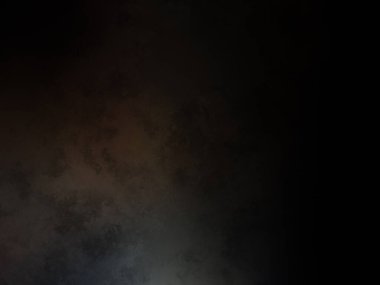 Karlı bir yüzeyde snowboard süren bir insan.