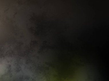 Tenis kortunda raket tutan bir adam.