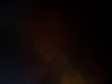 Arka planda karanlık gökyüzü olan bir sokak lambası.