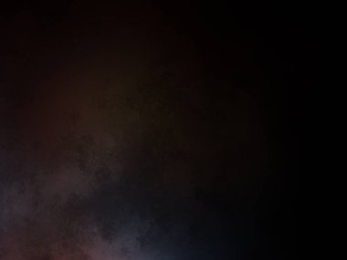 Takım elbiseli ve kravatlı bir adam karanlık bir arka planın önünde duruyor.