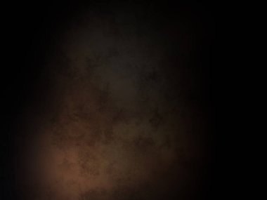 Takım elbiseli ve kravatlı bir adam karanlık bir arka planın önünde duruyor.