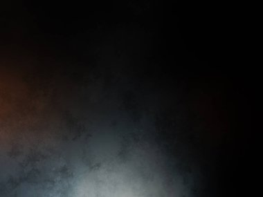 Bir adam kortta tenis raketi tutuyor.