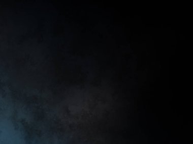 Siyah gömlekli bir adam tenis raketi tutuyor.