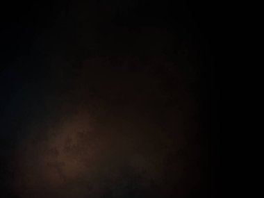 Elinde kamera tutan bir kişi.