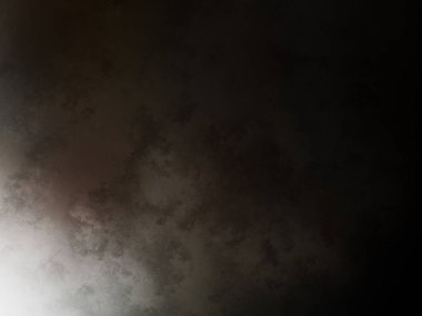 Karanlıkta elinde tenis raketi tutan bir adam.