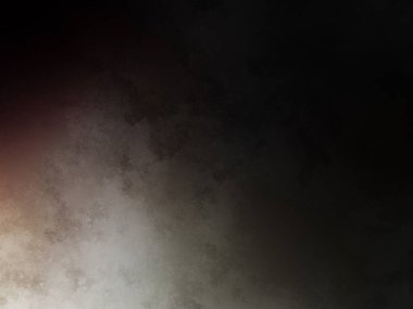 Karanlık bir yüzeyde kaykay süren bir adam.