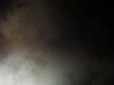 Karla kaplı bir yamaçta snowboard süren bir adam.