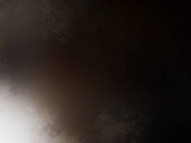 Arka planda güneşle bulutlu gökyüzünde uçan bir uçak.