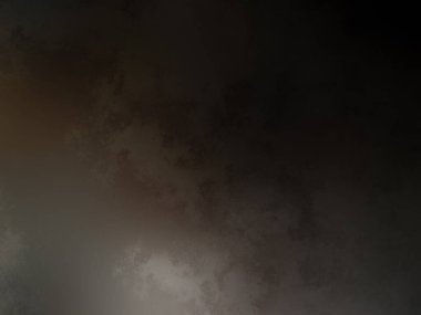 Takım elbiseli ve kravatlı bir adam duvarın önünde duruyor.