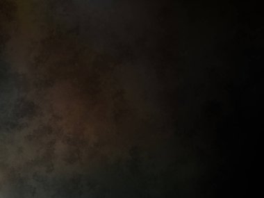 Takım elbiseli ve kravatlı bir adam ateşin önünde duruyor.