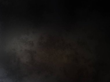 Aydınlık bir ayla karanlık gökyüzünde uçan bir uçak.