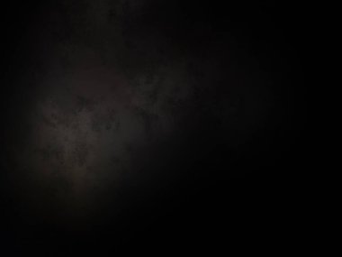 Karanlık gökyüzü ve aydınlığı olan siyah bir arkaplan.