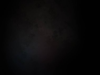 Ortasında kırmızı ışık olan siyah bir arkaplan