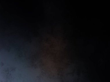 Takım elbiseli ve kravatlı bir adam duvarın önünde duruyor.