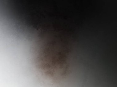 Siyah tişörtlü bir kişi ve siyah beyaz bir fotoğraf.