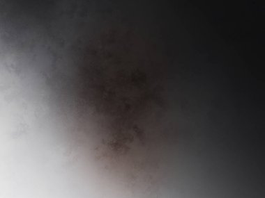 Sisli bir gökyüzünün önünde kamera tutan bir insan.