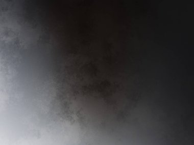 Sörf tahtasında suda bir insan.