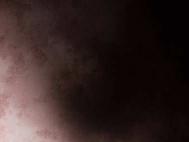 Elinde cep telefonu olan takım elbiseli ve kravatlı bir adam.