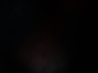 Elinde kamera tutan bir kişi.