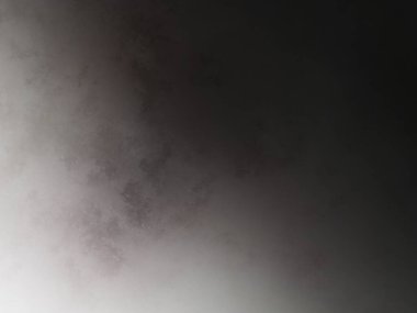 Sörf tahtasında suda bir insan.