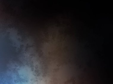 Takım elbiseli ve kravatlı bir adam duvarın önünde duruyor.