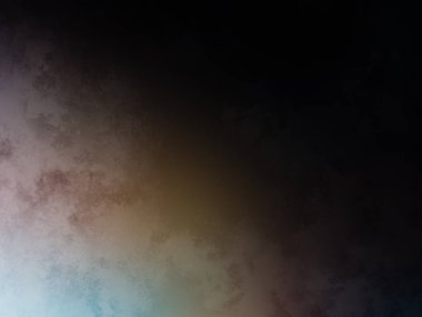 Siyah arkaplanı olan gökkuşağı renkli bir gökyüzü.