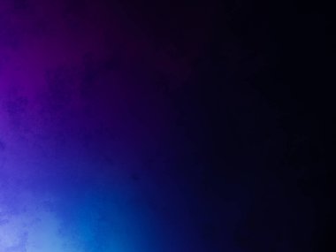 Siyah gömlekli bir adam tenis raketi tutuyor.