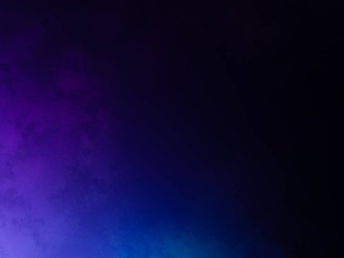 Mor ve mavi arka planda duran takım elbiseli ve kravatlı bir adam.