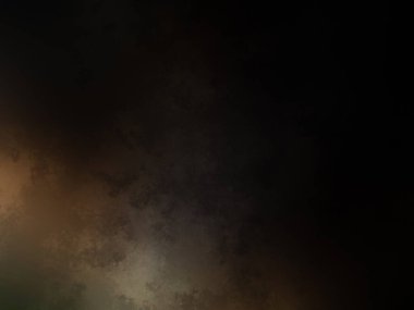 Siyah bir arka planın önünde duran takım elbiseli ve kravatlı bir adam.