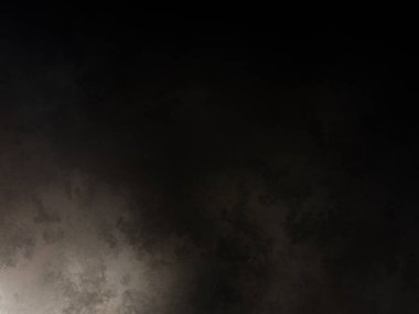 Karlı bir yüzeyde snowboard süren bir insan.