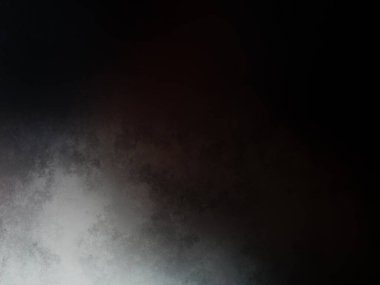 Siyah gömlekli bir adam tenis raketi tutuyor.