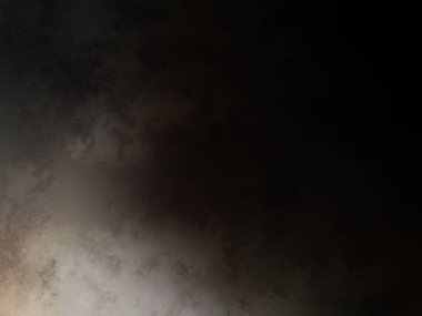 Takım elbiseli ve kravatlı bir adam ateşin önünde duruyor.