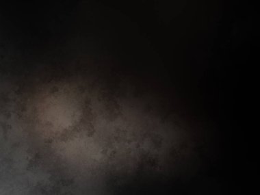 Siyah bir arka planın önünde duran takım elbiseli ve kravatlı bir adam.