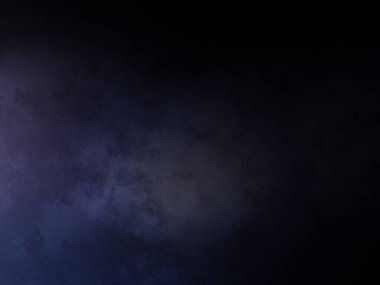 Takım elbiseli ve kravatlı bir adam tenis raketi tutuyor.