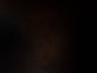 Elinde mikrofon tutan takım elbiseli ve kravatlı bir adam.