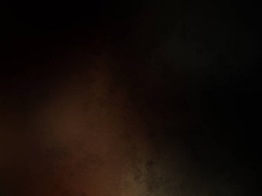 Takım elbiseli ve kravatlı bir adam ateşin önünde duruyor.