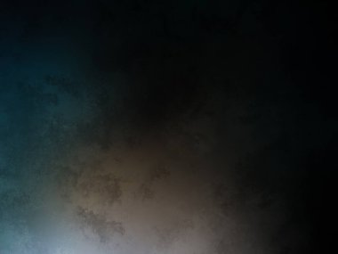 Karanlık bir yüzeyde kaykay süren bir insan.