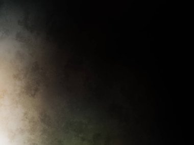 Tenis kortunda raket tutan bir adam.