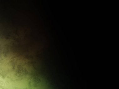 Siyah gömlekli bir adam tenis raketi tutuyor.