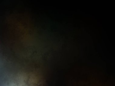 Karanlıkta, ışığı açık duran biri.