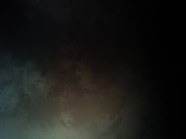 Karanlık bir gökyüzü, birkaç bulut ve bir uçak.