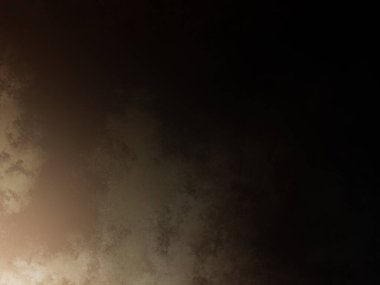 Rampada kaykay süren biri.