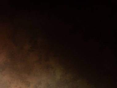 Bir adam elinde tenis raketi tutuyor.