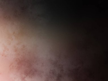 Bir adam kortta tenis raketi tutuyor.