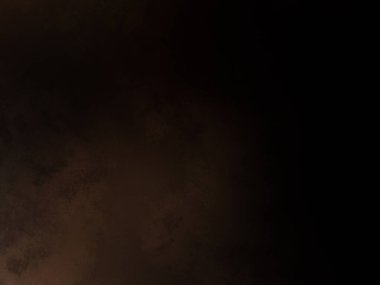 Takım elbiseli ve kravatlı bir adam duvarın önünde duruyor.