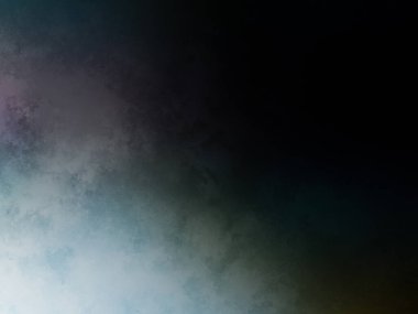 Tenis kortunda raket tutan bir adam.