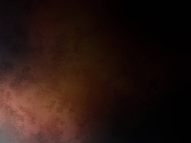 Bir adam kortta tenis raketi tutuyor.