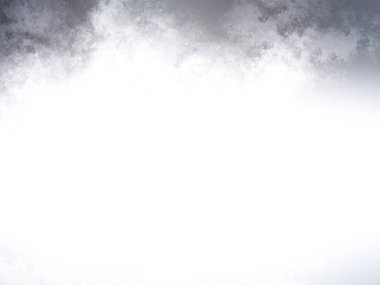 Karlı bir yüzeyde snowboard süren bir insan.