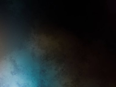 Dalgıç kıyafetli bir adam elinde sörf tahtası tutuyor.