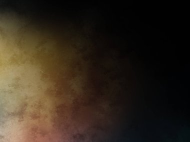 Bir adam kortta tenis raketi tutuyor.